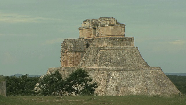 WS addivino(魔术师金字塔)前哥伦布废墟城市玛雅文明/ Uxmal，尤卡坦，墨西哥视频素材