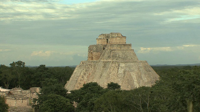 WS addivino(魔术师金字塔)在前哥伦布废墟城市玛雅文明/ Uxmal，尤卡坦，墨西哥视频素材