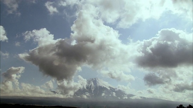 T/L WS云经过积雪覆盖的富士山/山梨县，日本视频素材