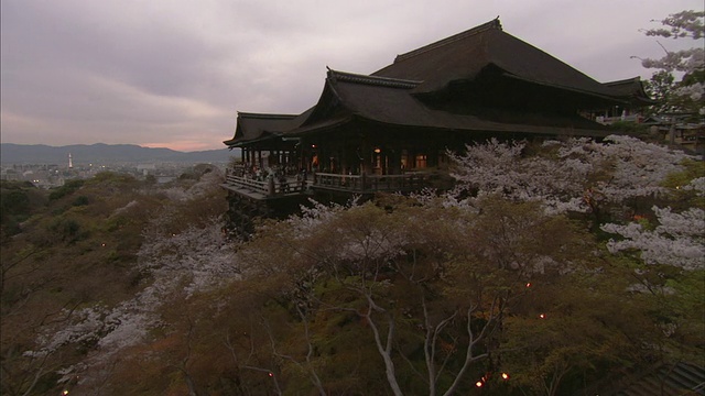 山顶上的清津寺T/L可以俯瞰京都，白天到晚上/京都，日本京都县视频素材