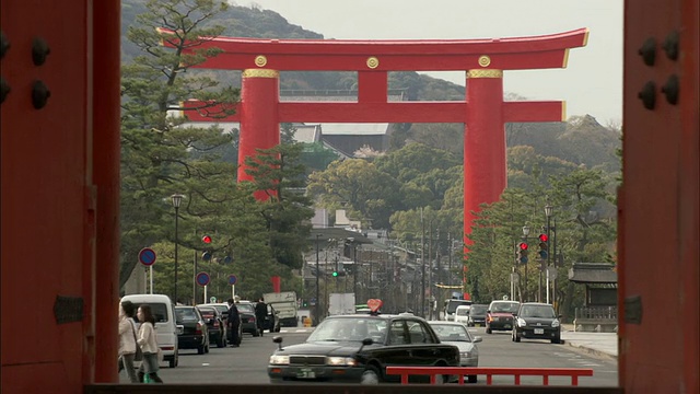 日本京都地区，平安神社牌坊街道上的交通视频素材