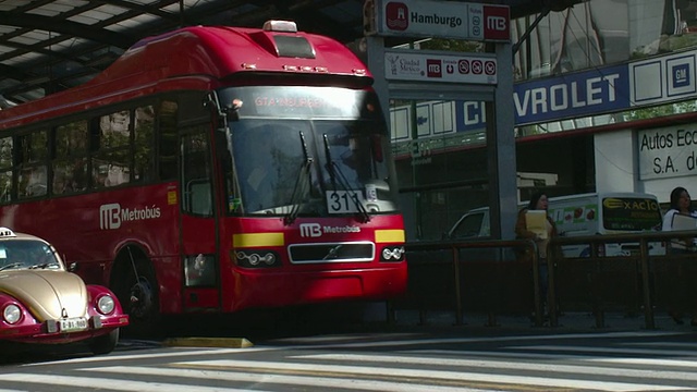 MS PAN New Metrobus in Insurgentes Street / Mexico City，墨西哥视频素材