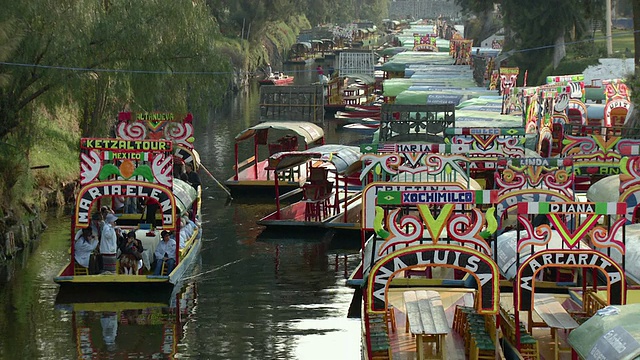 墨西哥墨西哥城Xochimilco花园游船上的人们视频素材