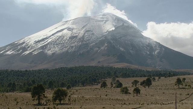 WS ZI Paso de Cortes火山/ Popocatepetl火山/墨西哥Amecameca视频素材