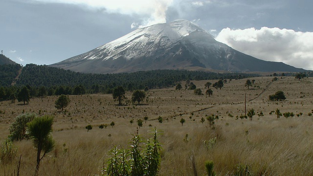 WS Paso de Cortes与Popocatepetl Volcano / Amecameca，墨西哥视频素材