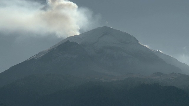 WS Popocatepetl火山冒烟/ Amecameca，墨西哥视频素材