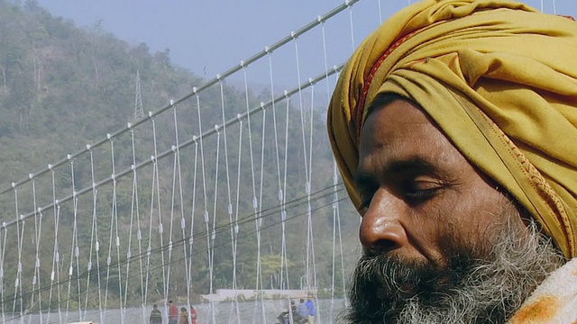 CU ZO Sadhu祈祷，Laxman Jhula桥的背景/ Rishikesh，北阿坎德邦，印度视频素材