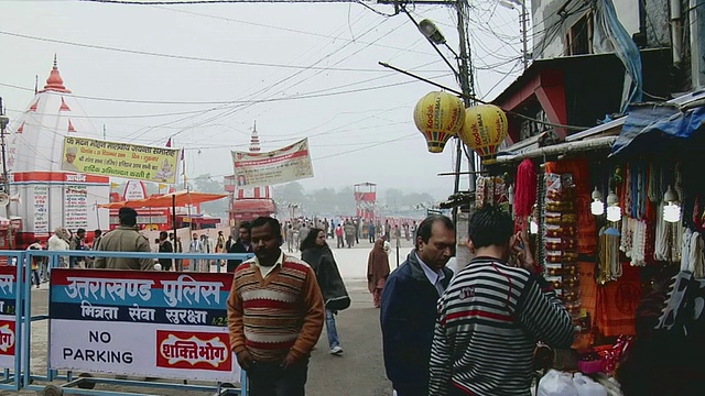 印度北阿坎德邦，Haridwar，人群走在恒河岸边视频素材