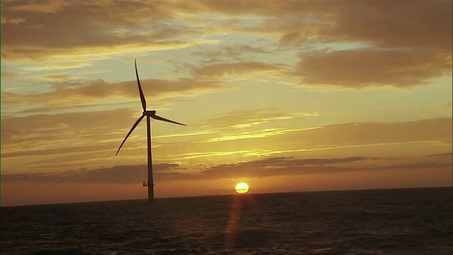 英国北海默西塞德海上风力涡轮机在海浪中缓慢转动视频素材