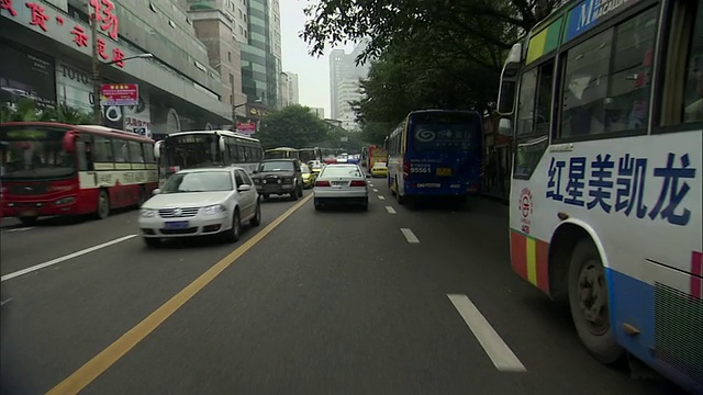 WS POV车辆行驶在中国/四川重庆繁忙的城市街道上视频素材