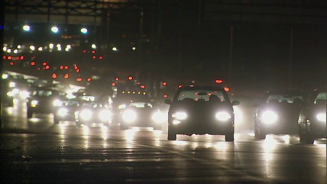 美国华盛顿特区夜间高速公路高峰时段的交通状况视频素材