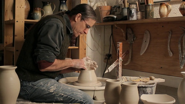 MS Potter making pot on Potter 's wheel /美国新泽西州法国镇视频素材