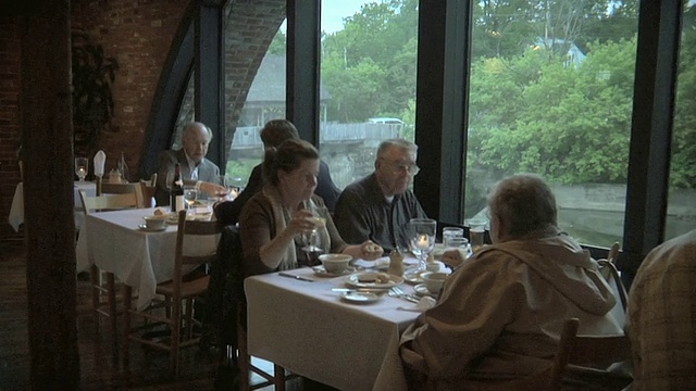 在美国佛蒙特州温莎的餐厅，女服务员在为用餐者准备食物和饮料视频素材