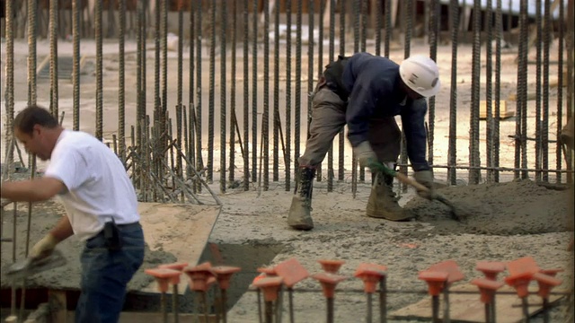 三名男子在纽约市布莱恩特公园建筑工地工作视频素材