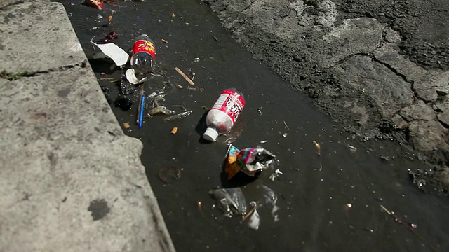 受污染的排水沟和街道/罗索，多米尼加视频下载