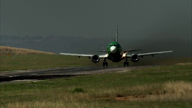 波音737飞机在南非豪登市约翰内斯堡起飞视频素材