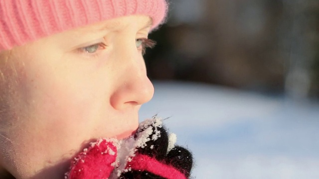 青少年女孩(12-13岁)站在户外吃雪/格伦加德纳，新泽西州，美国视频下载