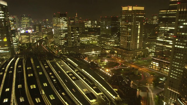 T/L WS HA火车站和夜晚的城市景观/东京，东京县，日本视频素材