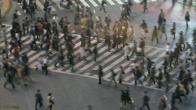 穿过街道的人群/东京，东京县，日本视频素材