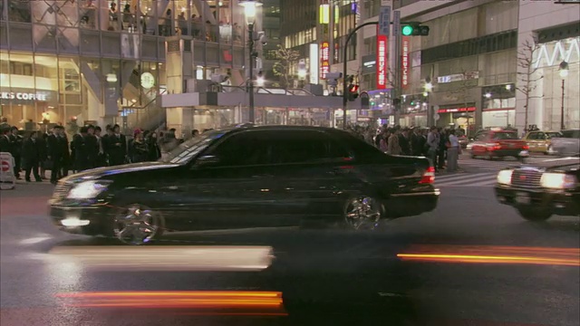 T/L WS PAN夜晚繁忙的城市街道/东京，东京县，日本视频素材