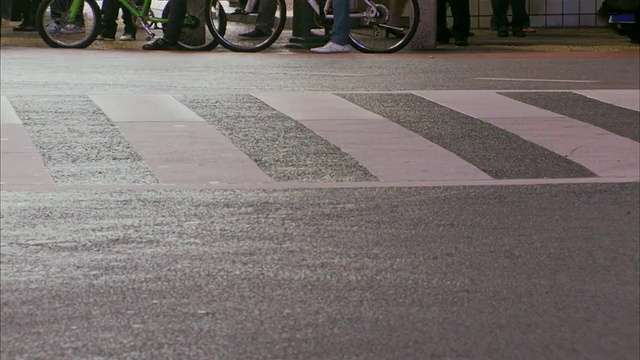 东京，日本东京都，夜间过马路的行人视频素材