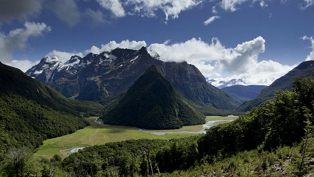 T/L WS云和轻移动在Routeburn山谷/峡湾，新西兰视频素材