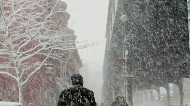 美国纽约长岛市高架列车下的雪街视频素材