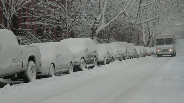 美国纽约长岛市WS下雪的街道和送货卡车视频素材