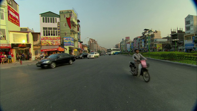 越南河内街道上的摩托车和汽车交通视图视频素材