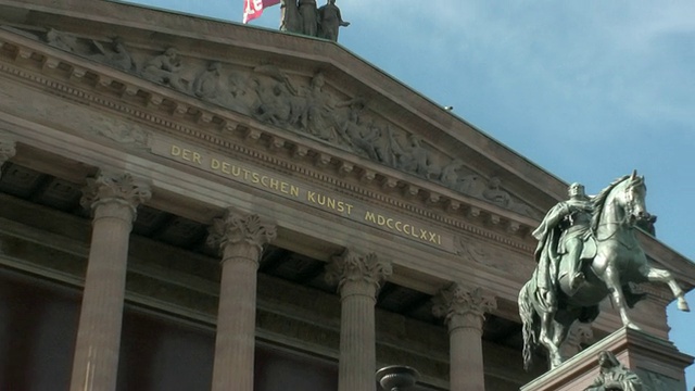 MS ZO Neue national algalerie on Museum Island /柏林，德国视频素材