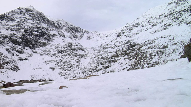 WS登山者走在雪覆盖的小路远离山/兰贝里斯，斯诺登尼亚，英国视频素材