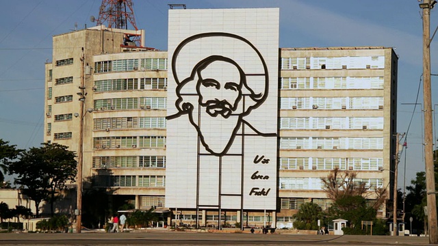 古巴哈瓦那革命广场(Plaza de la Revolucion) WS Building with Camilo Cienfuegos视频素材