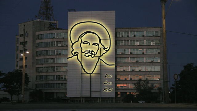 古巴哈瓦那革命广场(Plaza de la Revolucion) WS Building with Camilo Cienfuegos视频素材