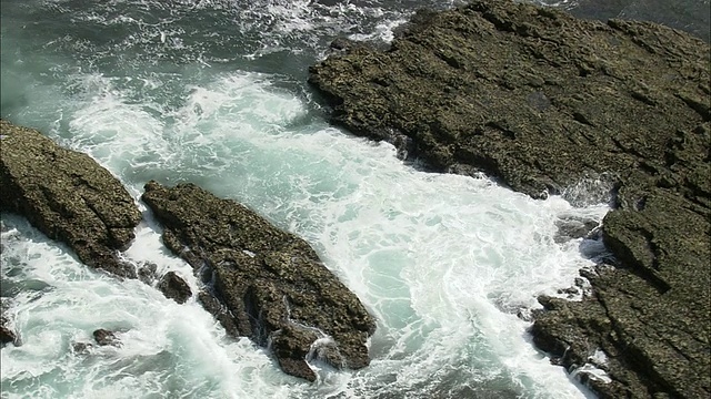 海浪撞击岩石/卡斯凯斯，里斯本，葡萄牙视频素材