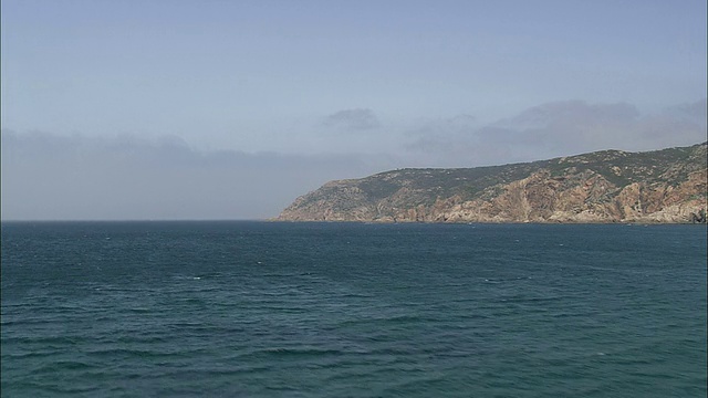 位于葡萄牙里斯本卡波达罗卡(Cabo Da Roca / Cascais)北部的岩石海岸视频素材