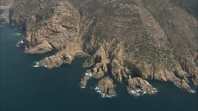 位于葡萄牙里斯本卡波达罗卡(Cabo Da Roca / Cascais)北部的岩石海岸视频素材