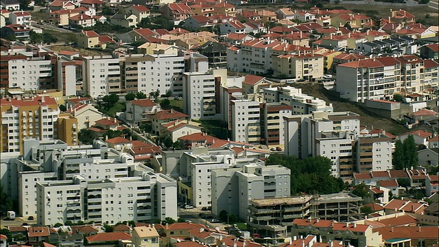 AERIAL WS Cascais公寓和郊区/ Cascais，里斯本，葡萄牙视频素材