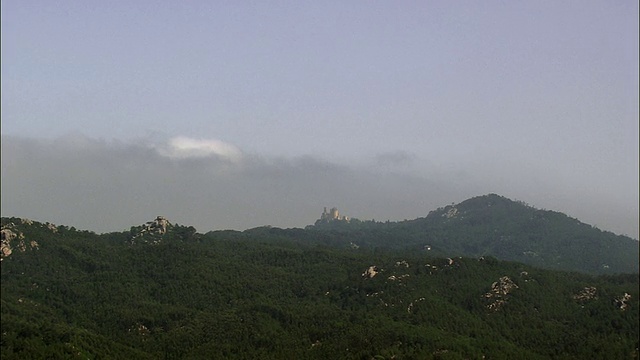 AERIAL WS LS Pena palace through haze / Pena, Setubal，葡萄牙视频素材