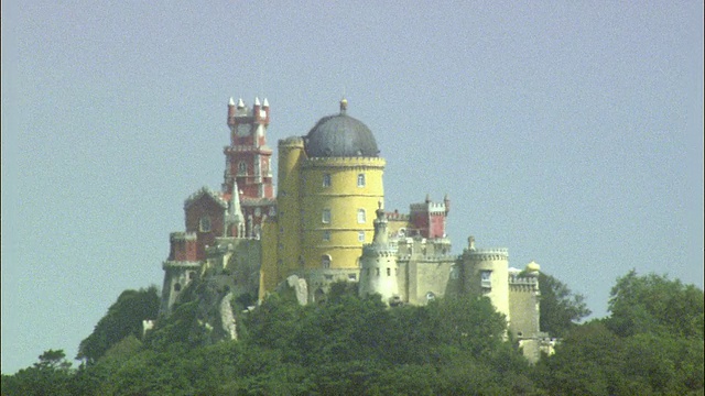 AERIAL WS Pena palace through haze / Pena, Setubal，葡萄牙视频素材