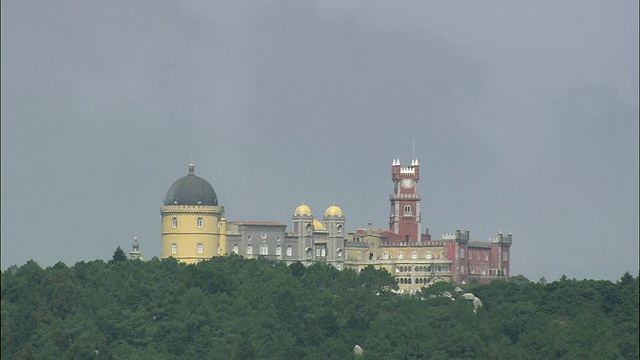 AERIAL WS Pena palace through haze / Pena, Setubal，葡萄牙视频素材