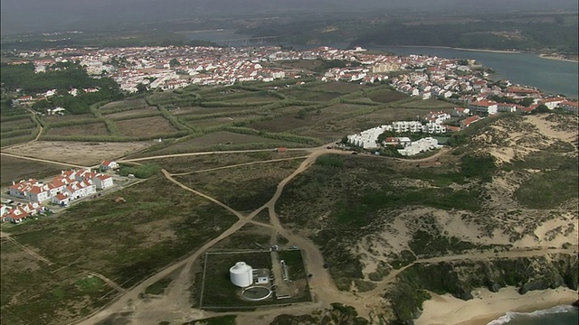 AERIAL WS是葡萄牙贝贾市nova de Milfontes townscape / Milfontes的别墅视频素材