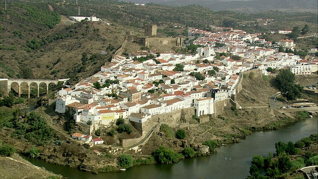 AERIAL WS ZO Townscape with castle / Mertola, Faro，葡萄牙视频素材