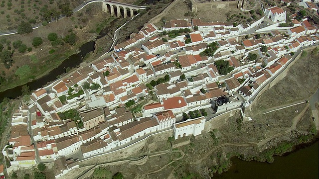 AERIAL WS ZO Townscape with castle / Mertola, Faro，葡萄牙视频素材