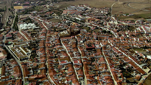 AERIAL WS ZO Townscape with church / Calanas，安达卢西亚，西班牙视频素材