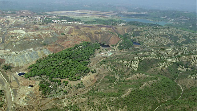 AERIAL WS景观里约热内卢Tinto矿/里约热内卢Tinto，安达卢西亚，西班牙视频素材