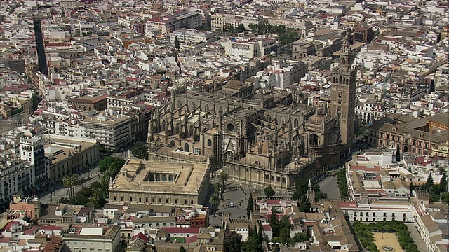 AERIAL CU ZO WS Cityscape with Seville Cathedral /塞维利亚，安达卢西亚，西班牙视频素材