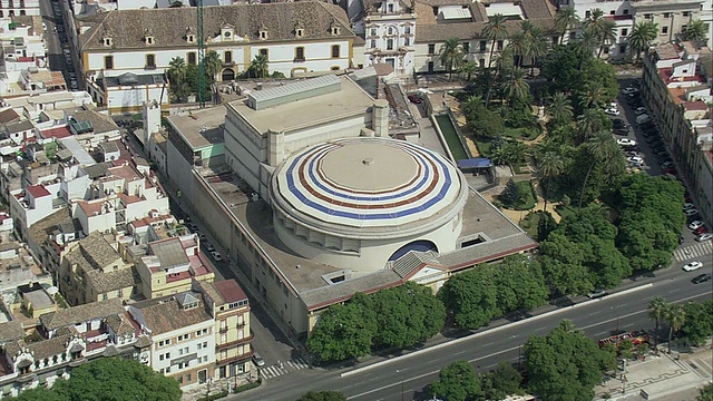 西班牙安达卢西亚塞维利亚AERIAL WS Teatro de la Maestranza带有条纹穹顶的外观视频素材