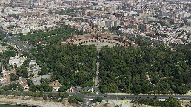 AERIAL WS Cityscape with Plaza de Espana / Seville，安达卢西亚，西班牙视频素材