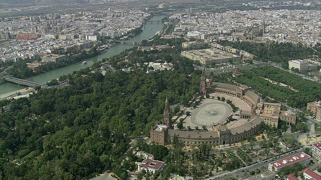 AERIAL WS Cityscape with Plaza de Espana / Seville，安达卢西亚，西班牙视频素材