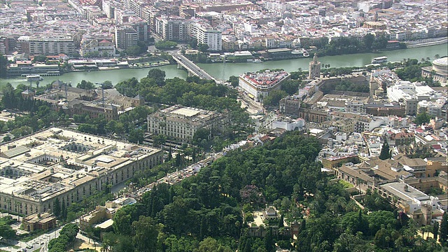 航空WS ZO城市景观与Jardines Alcazares /塞维利亚，安达卢西亚，西班牙视频素材